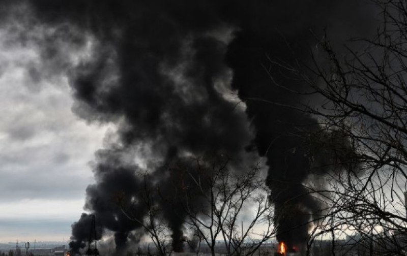 Евакуираха над 2000 цивилни заради пожара на военен полигон в Крим