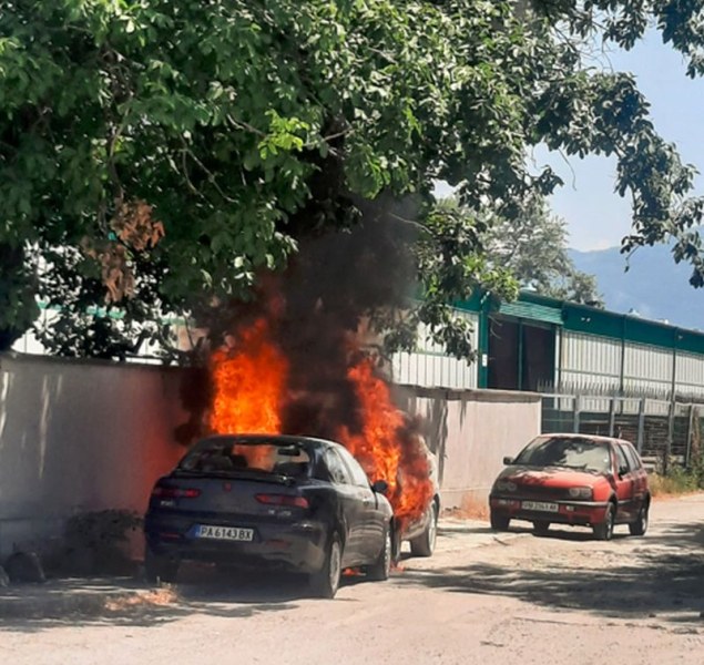 Кола избухна в пламъци в Южната промишлена зона на Пловдив