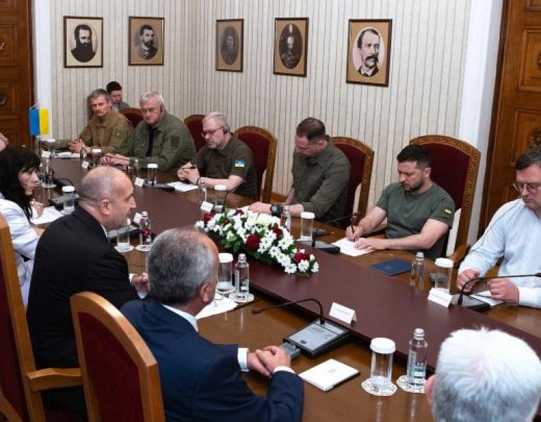 Протест пред президентството днес, граждани искат импийчмънт на Радев