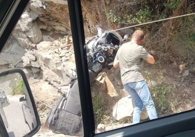 Катастрофа стана днес на пътя Асеновград Смолян Моторист е претърпял инцидент