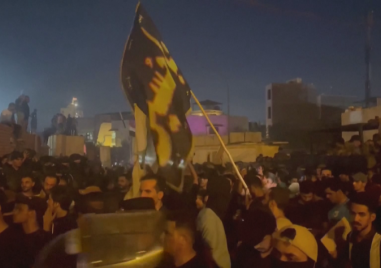 Напрежение в Ирак стотици протестиращи щурмуваха и подпалиха посолството