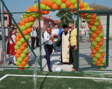 На Илинден децата на с. Костиево получиха нова спортна площадка