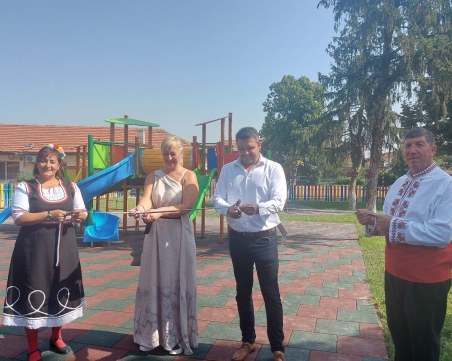 Откриха новата детска площадка в Браниполе, мястото вече се посещава от много деца и родители
