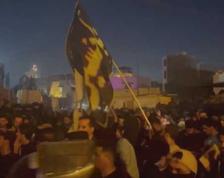 Протестиращи щурмуваха и подпалиха посолството на Швеция в Багдад