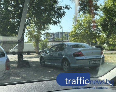 Безумно! Шофьор изпревари колона с коли през тротоара на пловдивско кръстовище