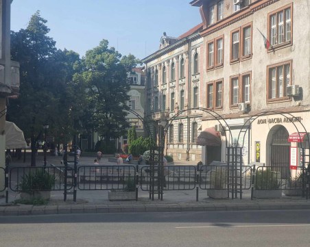 Цветарници - арки се появиха върху подлеза на аптека 