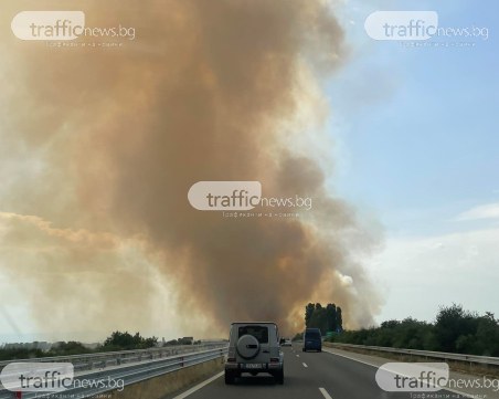 Затвориха магистралата край Пловдив, 6 пожарни се борят с огъня