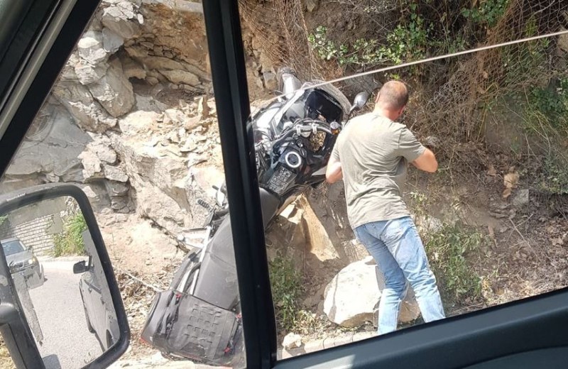 Катастрофа стана днес на пътя Асеновград-Смолян. Моторист е претърпял инцидент