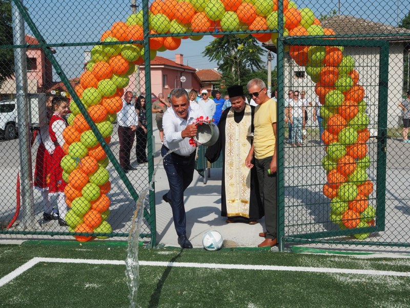 На Илинден децата на с. Костиево получиха нова спортна площадка