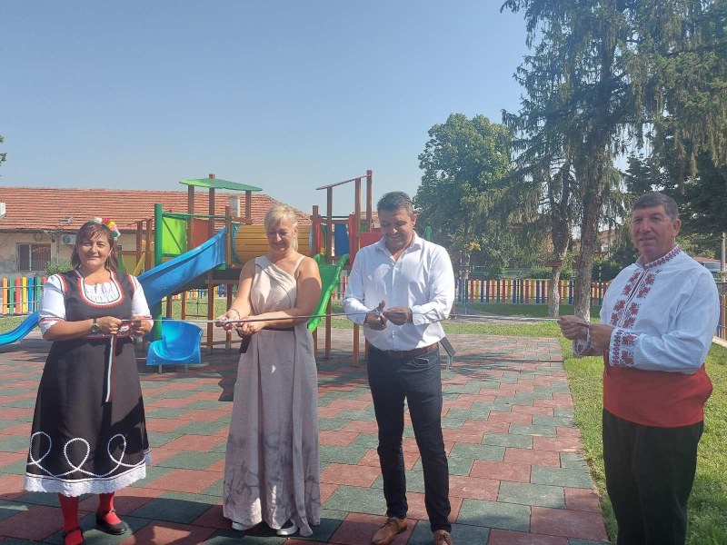 Откриха новата детска площадка в Браниполе, мястото вече се посещава от много деца и родители