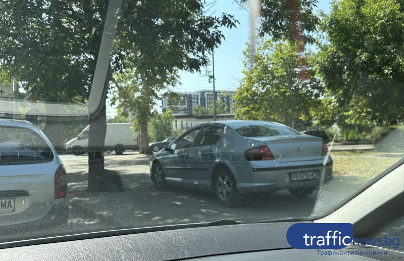 Безумно! Шофьор изпревари колона с коли през тротоара на пловдивско кръстовище