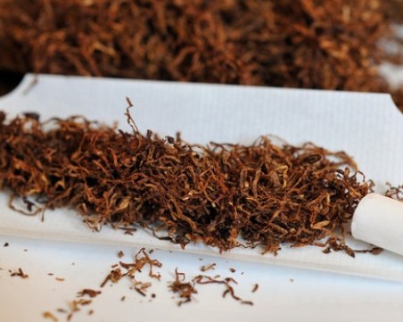 Арестуваха мъж и жена за продажба на контрабандни тютюн и цигари