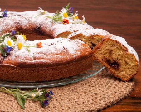 Бързо, лесно, вкусно: Кекс с кисело мляко и домашно сладко