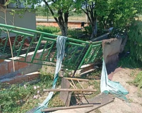 Буря отнесе дървета и покриви в района на Стара Загора