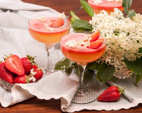 Десерт с бъз и ягоди