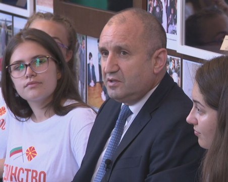 Ново напрежение между Скопие и София – прокуратурата в РСМ проверява среща с деца и Радев