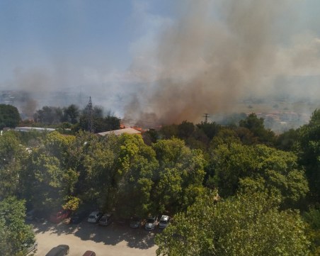 Пожар в Смирненски, горят сухи треви покрай жп линиите