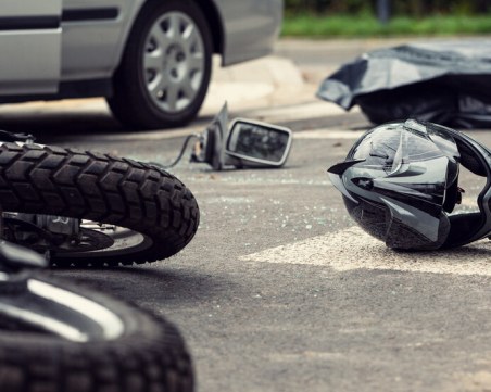 Трима души загинаха, след като шофьор без книжка блъсна моторист