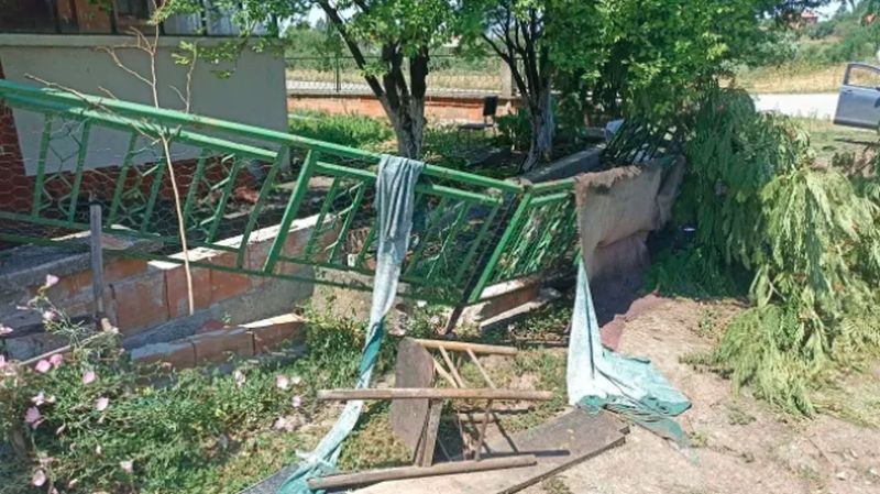 Буря отнесе дървета и покриви в района на Стара Загора