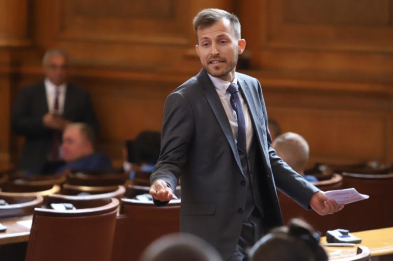 Депутатът на Продължаваме промяната Искрен Митев получи наказание забележка в