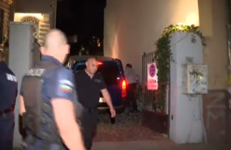 Екипи на полицията и Главна дирекция “Охрана изведоха Кристиан Николов от дома