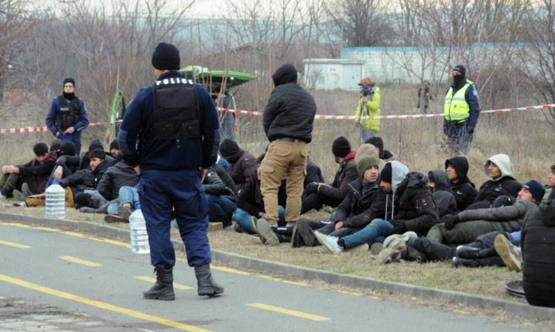Задържаха 58 мигранти в микробус край Стара Загора