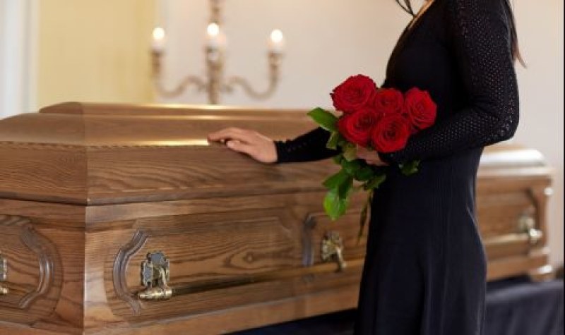 Закон блокира погребения - близки на починали плащат хиляди, докато получат смъртен акт