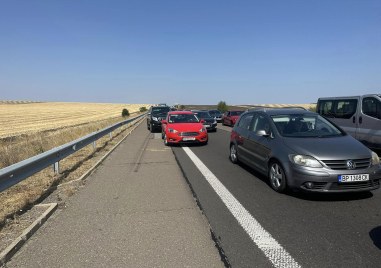 Три коли са се блъснали на 342 км на автомагистрала