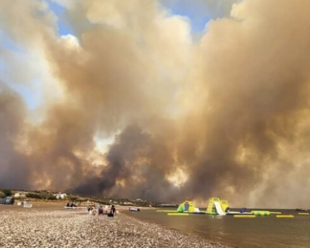 Евакуация на остров Родос заради голям горски пожар