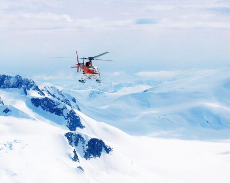 Хеликоптер с четирима на борда се разби в езеро в Аляска