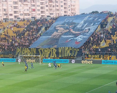 Канарчетата със специална хореография за мача с Левски