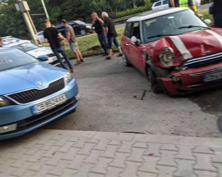 Катастрофа на Орлов мост в София, хвърчат линейки, има полицейско преследване