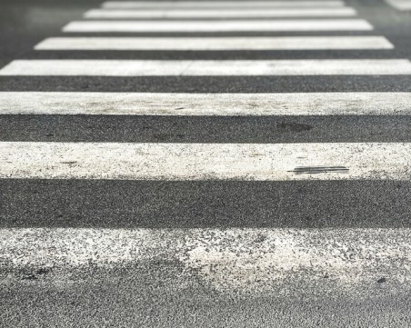 Кола помете и уби мъж на пешеходна пътека в Плевен