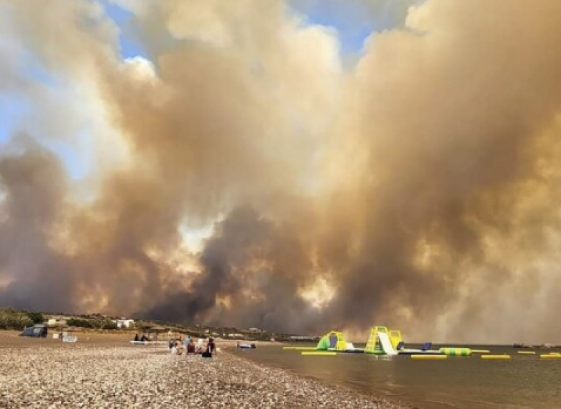 Евакуация на остров Родос заради голям горски пожар