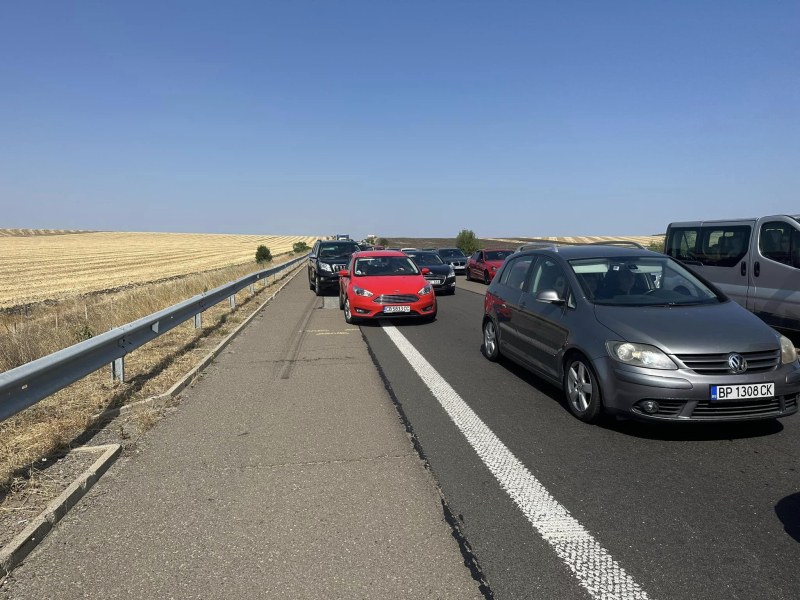 Три коли са се блъснали на 342 км на автомагистрала