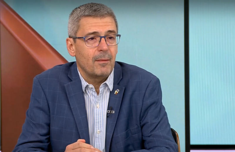 Здравният министър: Детето, ударено от мълния в Бургас, е будно и контактно