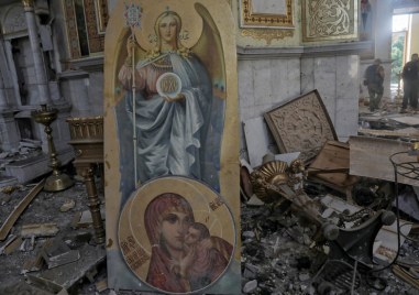 Молебен пред разрушената Преображенска катедрала в Одеса беше отслужен от