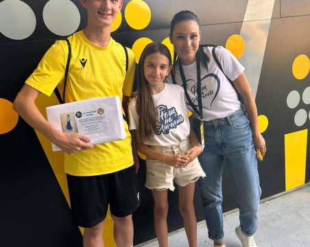 Големи жълти сърца! Феновете на Ботев събраха 10 хил. лева за малката Иви