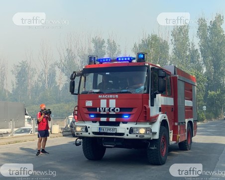 Гребната база е обгазена, пожарникарите не смогват да гасят огъня
