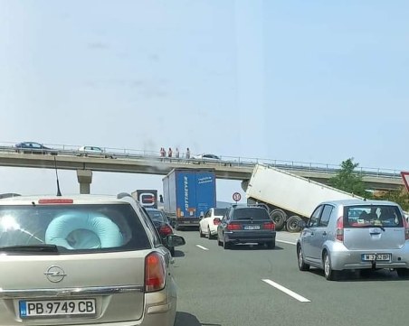 Още една катастрофа на АМ „Тракия” – тир навлезе в насрещното