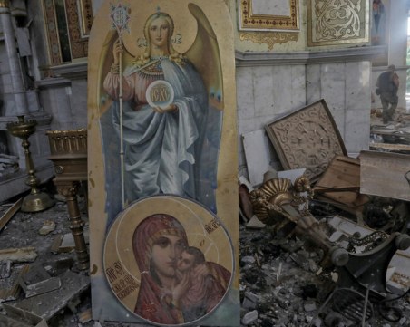 Отслужиха молебен пред разрушената  катедрала в Одеса