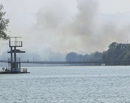 Пожар избухна на Гребната база! Евакуират хотел 