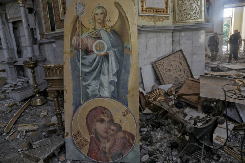 Отслужиха молебен пред разрушената  катедрала в Одеса