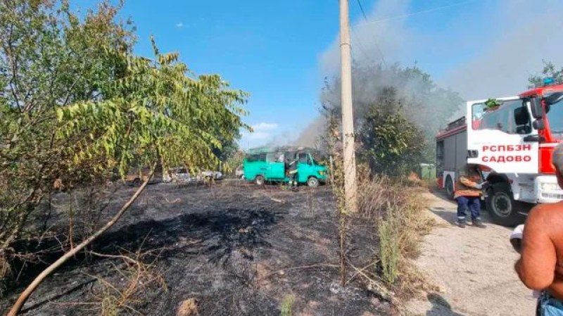 Три автомобила и микробус изгоряха в пловдивско село