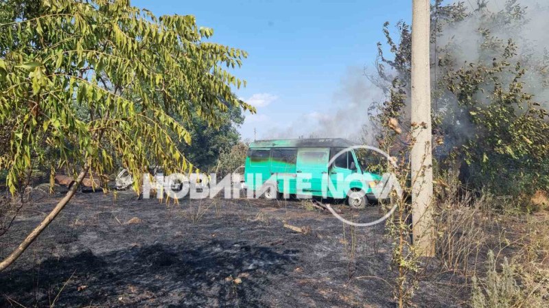 Три автомобила и микробус изгоряха при голям пожар в пловдивското