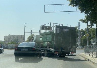Тежкотоварен камион затапи движението по бул Христо Ботев на кръстовището