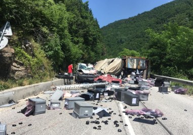 Трима са пострадали при тежката катастрофа която затвори пътя Пловдив