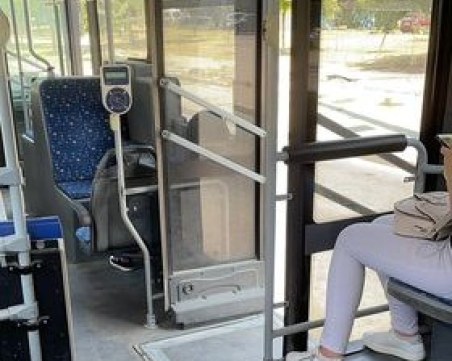 Автобус от градския транспорт шпори с 60 км/ч в града с отворени врати