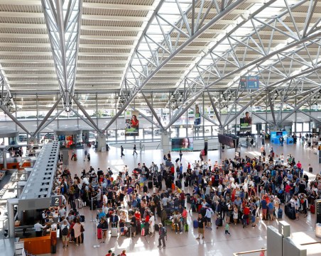 Българи са блокирани повече от ден на летището в Лутън, търсят как да се приберат