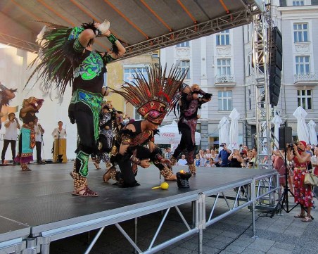 Екзотични танцьори от цял свят разлюляха Главната на Пловдив, започва най-успешният фестивал